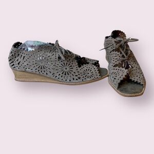 Jeffrey Campbell Sandal Espana Laser Cut Wedge Lace Up Suede Tan & Gray Size 8.5